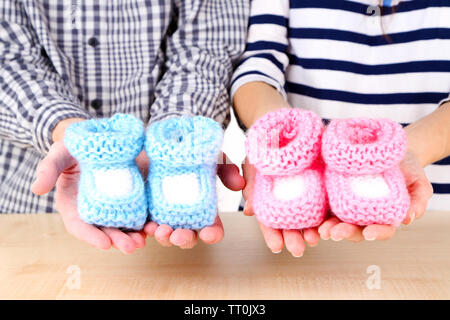 La main de bonneterie booties pour bébé, close-up Banque D'Images