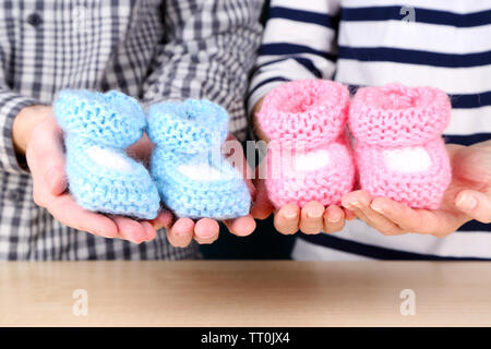 La main de bonneterie booties pour bébé, close-up Banque D'Images