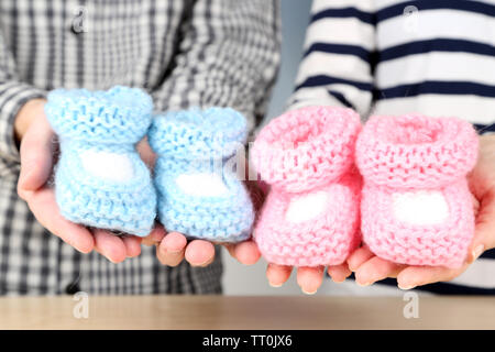 La main de bonneterie booties pour bébé, close-up Banque D'Images