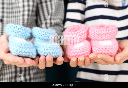 La main de bonneterie booties pour bébé, close-up Banque D'Images