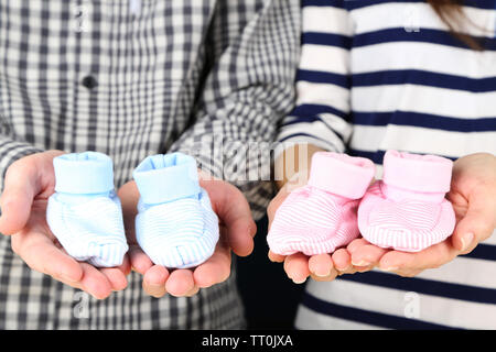 La main de bonneterie booties pour bébé, close-up Banque D'Images