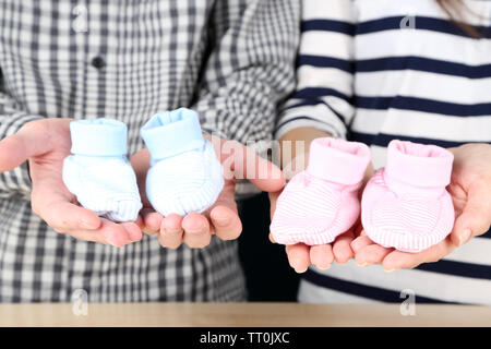 La main de bonneterie booties pour bébé, close-up Banque D'Images