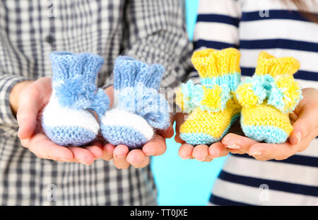 La main de bonneterie booties pour bébé, close-up Banque D'Images