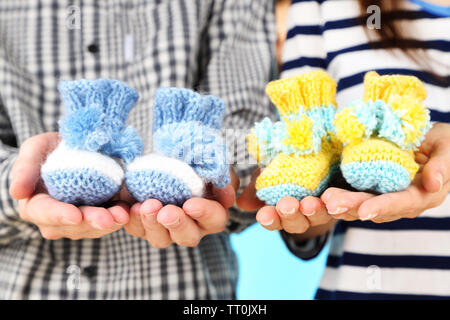 La main de bonneterie booties pour bébé, close-up Banque D'Images