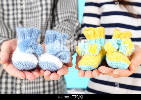 La main de bonneterie booties pour bébé, close-up Banque D'Images