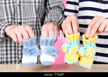 La main de bonneterie booties pour bébé, close-up Banque D'Images