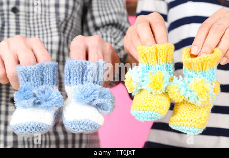 La main de bonneterie booties pour bébé, close-up Banque D'Images