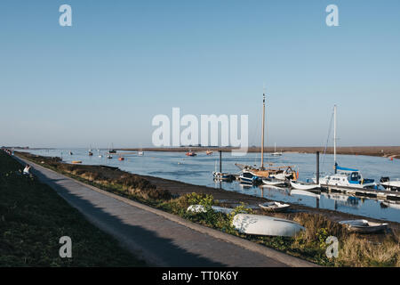 Wells-next-the-Sea, Royaume-Uni - 20 Avril 2019 : sentier du Littoral aux côtés de Wells-next-the-sea port sur une journée ensoleillée. Wells est une ville balnéaire et port de Norfolk, U Banque D'Images