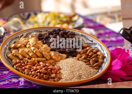 Une plaque de talavera avec des ingrédients pour cuisiner une mole, cookies, graines de sésame, les arachides, les raisins secs Banque D'Images