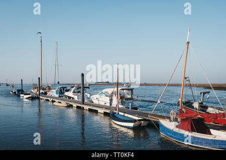 Wells-next-the-Sea, Royaume-Uni - 20 Avril 2019 : Avis d'une variété de bateaux amarrés par les puits-next-the-sea port sur une journée ensoleillée. Wells est une ville balnéaire et Banque D'Images