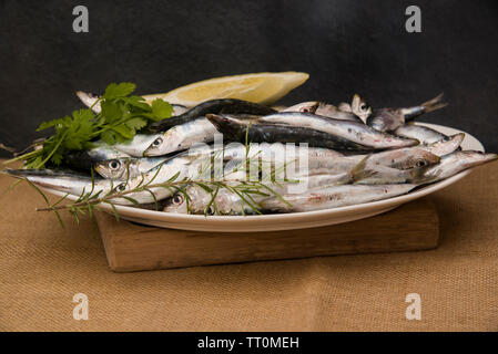 Sardines fraîches sur un plateau avec les tranches de citron Banque D'Images