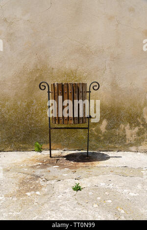 Trashcan solitaire peut avec des châssis et deux petites plantes germination se tenir dehors à partir de l'environnement une morne, l'arrière-plan avec copie espace vertical - orie Banque D'Images