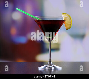 Verre de cocktail savoureux sur fond lumineux Banque D'Images