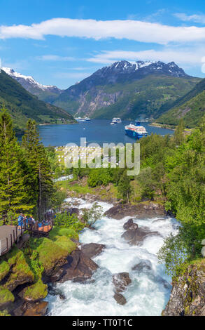 Les touristes à la Cascade Storfossen surplombant le port à Geiranger, Møre og Romsdal, Norvège, Sunnmøre Banque D'Images