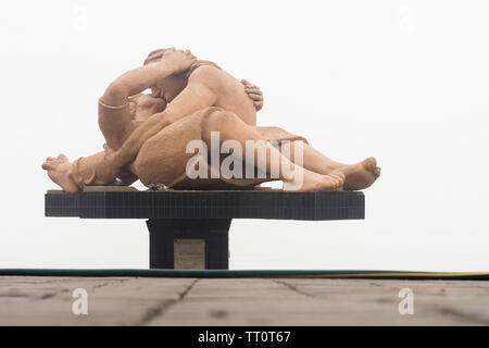 El Beso (le baiser) sculpture dans le Parque del Amor à Miraflores, Lima, Pérou. Banque D'Images