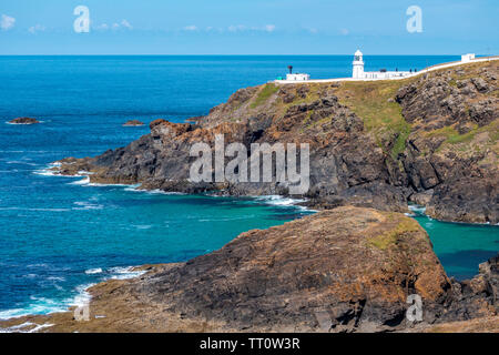 Le long des falaises à Boscaswell vers Pendeen Phare sur la côte nord de Cornwall, UK. Banque D'Images