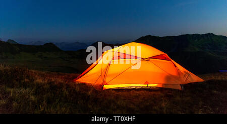 Allumé en tente dans la soirée dans les montagnes du Vorarlberg Banque D'Images