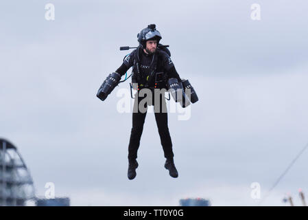 Londres, Royaume-Uni. 13 juin 2019. Richard Browning le fondateur et chef-pilote d'industries de gravité et 'real life l'homme de fer' dans l'air pour avoir un aperçu de leur Race Series concept au Royal Victoria Docks, l'Est de Londres, lors de la London Tech Week 2019, avant le lancement de l'Internationale des Industries de la gravité de la série de course au début de 2020. Industries de la gravité sont les concepteurs, les constructeurs et les pilotes du premier jet breveté costume, pionniers d'une nouvelle ère de vol humain. Crédit : Stephen Chung / Alamy Live News Banque D'Images