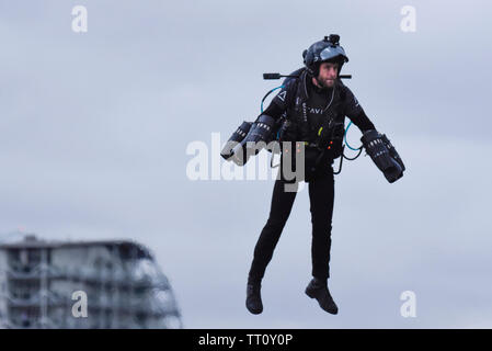 Londres, Royaume-Uni. 13 juin 2019. Richard Browning le fondateur et chef-pilote d'industries de gravité et 'real life l'homme de fer' dans l'air pour avoir un aperçu de leur Race Series concept au Royal Victoria Docks, l'Est de Londres, lors de la London Tech Week 2019, avant le lancement de l'Internationale des Industries de la gravité de la série de course au début de 2020. Industries de la gravité sont les concepteurs, les constructeurs et les pilotes du premier jet breveté costume, pionniers d'une nouvelle ère de vol humain. Crédit : Stephen Chung / Alamy Live News Banque D'Images