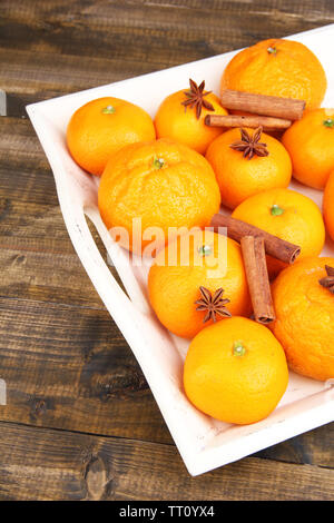 Sweet Ripe tangerines sur plateau en bois, sur fond de bois, close-up Banque D'Images