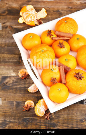 Sweet Ripe tangerines sur plateau en bois, sur fond de bois, close-up Banque D'Images