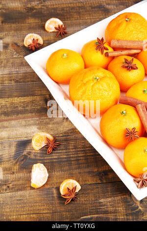 Sweet Ripe tangerines sur plateau en bois, sur fond de bois, close-up Banque D'Images