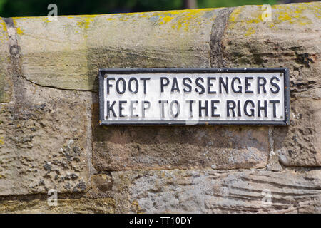 "Le droit de garder les passagers' signe sur l'Berwick Pont sur la rivière Tweed à Carnforth. Banque D'Images