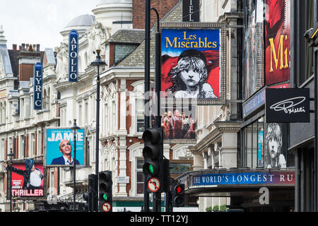 Les panneaux colorés sur le Lyric, Apollo et théâtres Gielgud, Shaftesbury Avenue, Soho, Londres. Banque D'Images