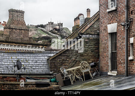 Point de vue intéressant d'un toit à Hastings en biais avec table et chaises Banque D'Images