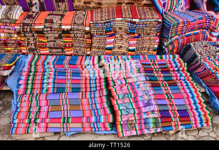 Pour les textiles traditionnels Yampara, vente, la Bolivie Tarabuco Banque D'Images