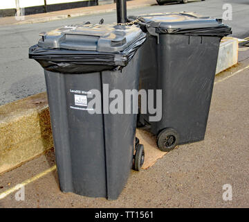 Deux poubelles cadenassé à un lampadaire sur l'Esplanade de Sidmouth, Devon Banque D'Images