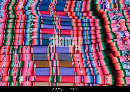 Pour les textiles traditionnels Yampara, vente, la Bolivie Tarabuco Banque D'Images