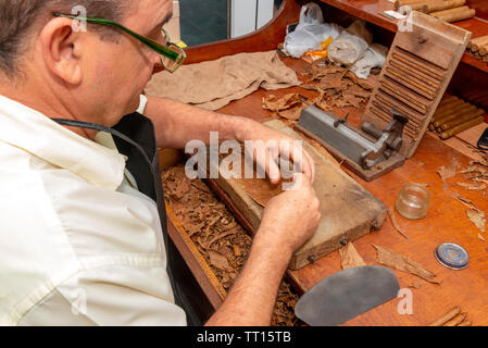 Rouleur de cigares ou torcedero la fabrication des cigares dans la ville de Vinales, province de Pinar del Rio, Cuba, Caraïbes Banque D'Images