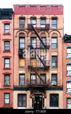 Vieux bâtiment condamné à bord avec windows dans le quartier Lower East Side de Manhattan à New York City NYC Banque D'Images
