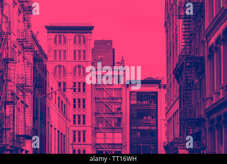 Street View de bâtiments historiques dans le quartier de Tribeca de Manhattan à New York City en rose et bleu couleur dominante Banque D'Images