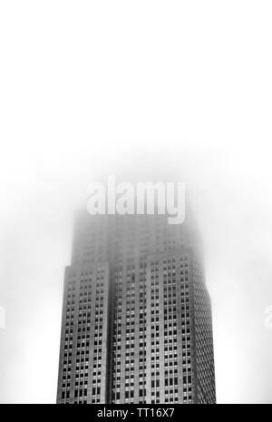 NEW YORK CITY - circa 2019 : le brouillard obscurcit la plate-forme d'observation de l'Empire State Building à Manhattan sur gris jour de printemps. Banque D'Images