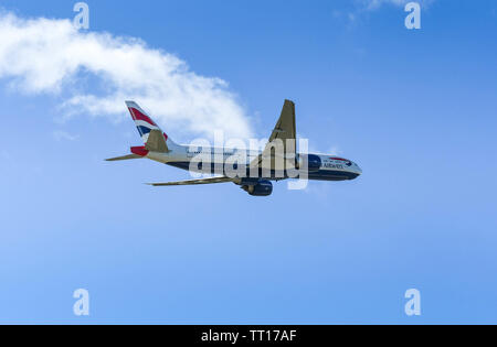 Londres, ANGLETERRE - Mars 2019 : British Airways Boeing 777 au départ de l'aéroport Heathrow de Londres. Banque D'Images