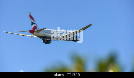 Londres, ANGLETERRE - Mars 2019 : British Airways Boeing 777 au départ de l'aéroport Heathrow de Londres. Banque D'Images