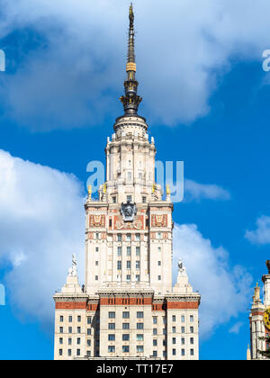 Vue de la tour du bâtiment principal de l'Université d'État de Moscou Lomonosov (Université d'État de Moscou) de côté est à jour d'été ensoleillé Banque D'Images