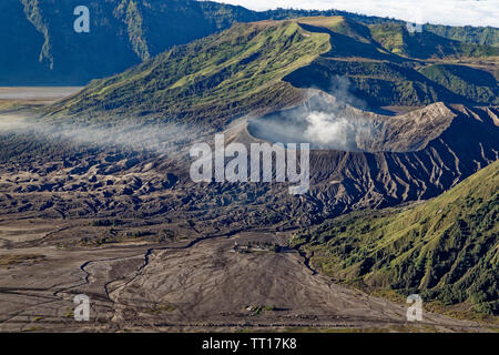 Le Mont Bromo volcan, l'Indonésie. 9 mai, 2019. Lever du soleil sur les fumeurs Gunung volcan Bromo au lever du soleil à partir de point de vue sur le mont Penanjakan Banque D'Images