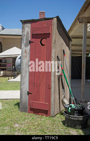 Pioneer Days petite ville célébration annuelle dans le centre-nord de la Floride. Outhouse en bois se trouve à l'extérieur le musée historique, des ressorts, FL. Banque D'Images