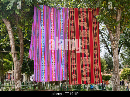 Pour les textiles traditionnels Yampara, vente, la Bolivie Tarabuco Banque D'Images