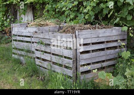 Grande cour jardin bac à compost de déchets de bois. Banque D'Images