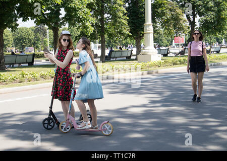 Moscou, Russie - le 5 juin 2019, deux sœurs sur les scooters parlons Banque D'Images