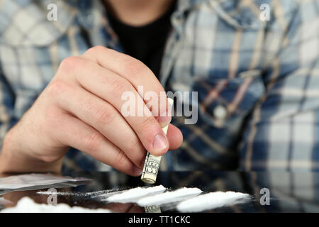 Renifler de la cocaïne l'homme, Close up Banque D'Images