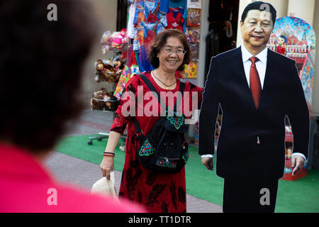 Les touristes chinois photographiés contre le portrait de dirigeant chinois Xi Jinping sur Arbat street dans le centre de Moscou, Russie Banque D'Images