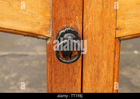 Poignée de portes en bois brun traditionnel sur le lecteur à house, dans le quartier victorien de Morningside, Édimbourg, Écosse, Royaume-Uni Banque D'Images