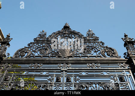 Détail de portes de fer ornemental au Royal Holyrood Palace, Édimbourg, Écosse Banque D'Images