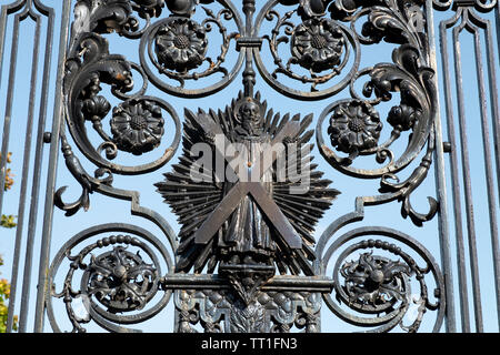 Détail de portes de fer ornemental au Royal Holyrood Palace, Édimbourg, Écosse Banque D'Images