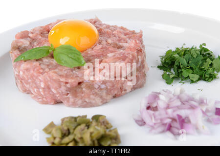 Délicieux steak tartare avec œuf sur le plat close-up Banque D'Images